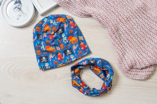 Kék kalózos  átmeneti sapka körsál szett -Bébi méret- KÉSZLETRŐL