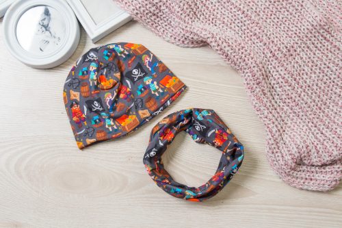 Szürke kalózos átmeneti Sapka körsál szett Bébi méret - KÉSZLETRŐL