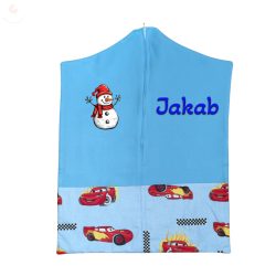   Kék, versenyautós ovis zsák kisfiúnak egyedi névvel és jellel