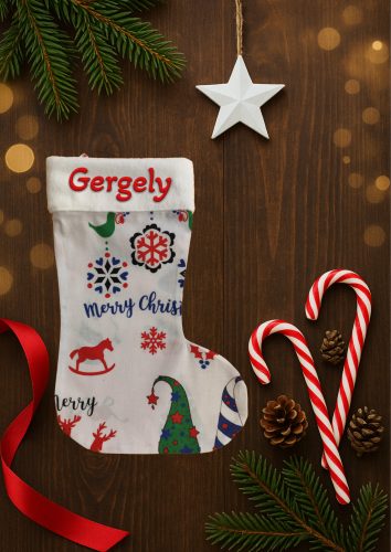 Egyedi, NÉVRE SZÓLÓ textil mikuláscsizma (bármilyen névvel vagy felirattal), fehér alapon színes karácsonyi mintás