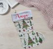 Egyedi, NÉVRE SZÓLÓ textil mikuláscsizma (bármilyen névvel vagy felirattal), drapp alapon zöld karácsonyfás