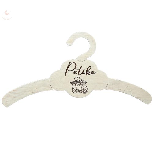 Fa ovis vállfa egyedi névvel és ovis jellel