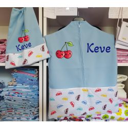  Ovis zsák és torna zsák bármilyen névvel és jellel,  neves oviszsák   /kék+fehér alapon színes autók/  AJÁNDÉK SZERETETKÜLDŐVEL