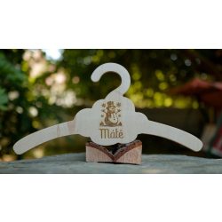   Fa vállfa ovis zsákhoz, NÉVVEL és jellel, ovis zsák vállfa, egyedi vállfa