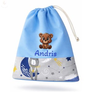 Kék alapon szürke macis-holdas, kisfiú tornazsák egyedi névvel és jellel